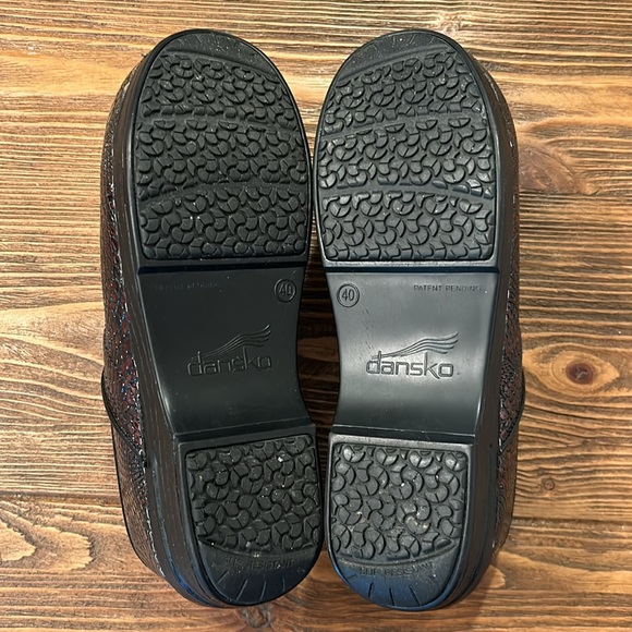 Dansko XP metallic red and black embossed snakeskin print clogs - Picture 4 of 5